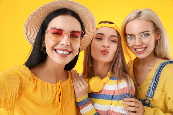 Mooie Jonge Vrouwen Nemen Selfie Kleur Achtergrond — Stockfoto