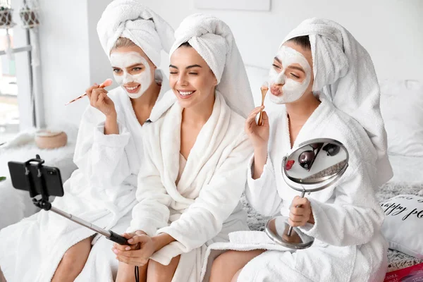 Beautiful Young Women Taking Selfie Pamper Party — Stock Photo, Image