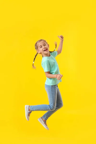 Springen Kleines Mädchen Auf Farbigem Hintergrund — Stockfoto
