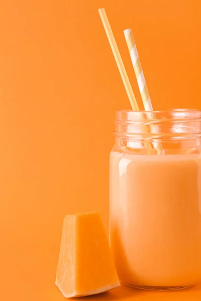 Einmachglas Mit Leckerem Kürbis Smoothie Auf Farbigem Hintergrund — Stockfoto