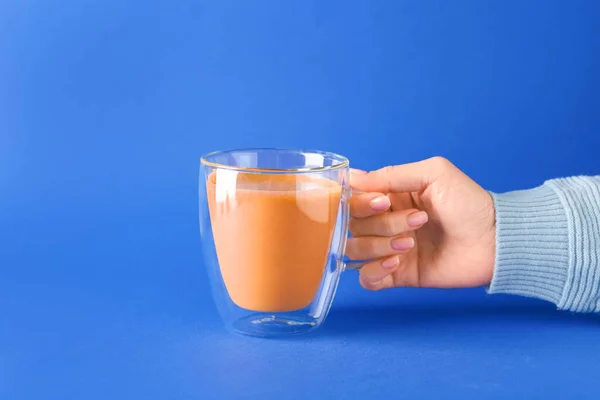 Female Hand Cup Tasty Pumpkin Smoothie Color Background — Stock Photo, Image