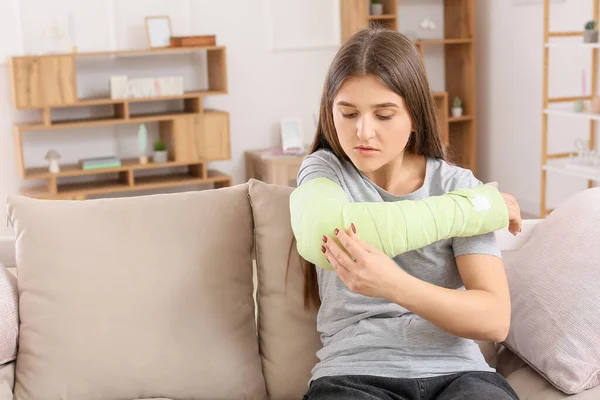 Young Woman Broken Arm Home — Stock Photo, Image