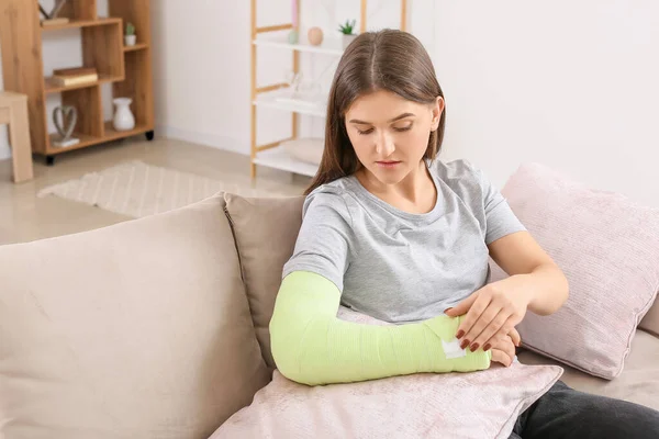 Mujer Joven Con Brazo Roto Casa —  Fotos de Stock