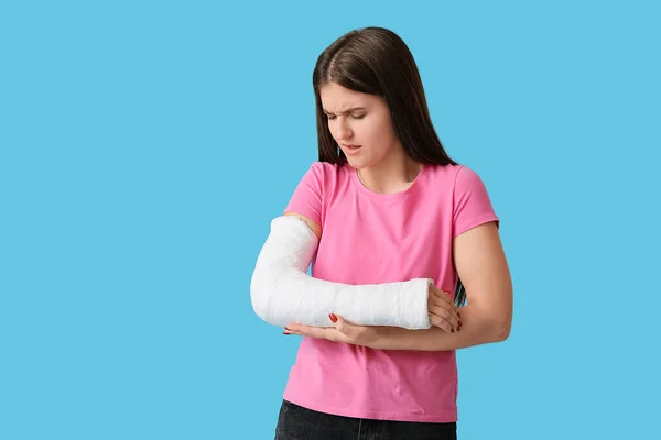 Mujer Joven Con Brazo Roto Fondo Color —  Fotos de Stock