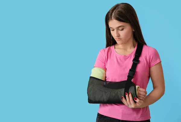 Mujer Joven Con Brazo Roto Fondo Color —  Fotos de Stock