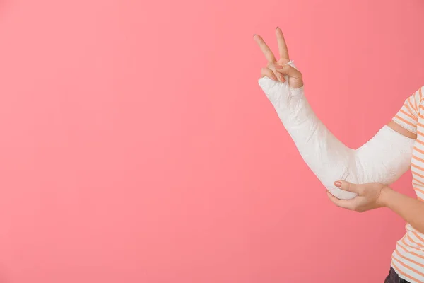 Wanita Muda Dengan Lengan Patah Menunjukkan Gerakan Kemenangan Latar Belakang — Stok Foto