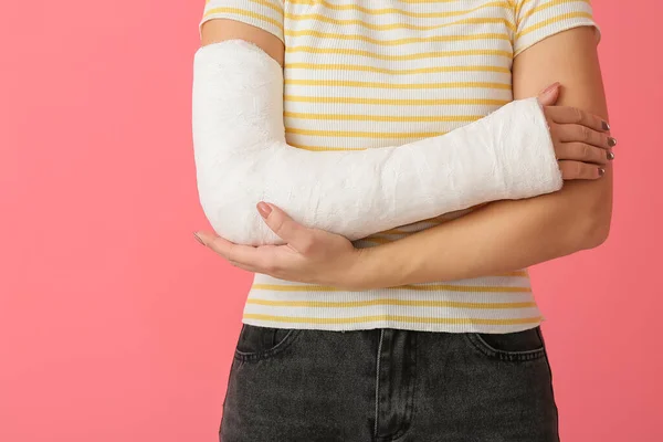 Mujer Joven Con Brazo Roto Fondo Color —  Fotos de Stock