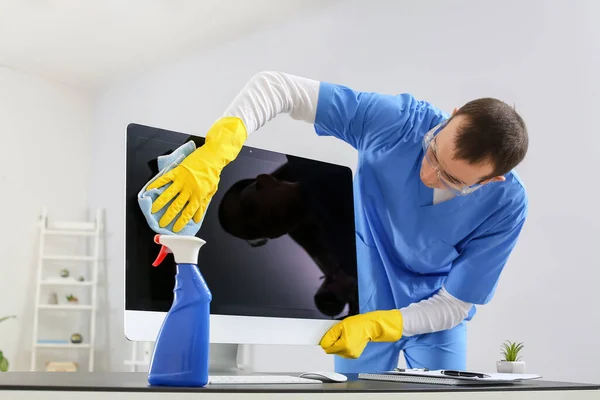 Male Janitor Cleaning Computer Office — Stock Photo, Image