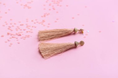 Renkli arka planda güzel küpeler