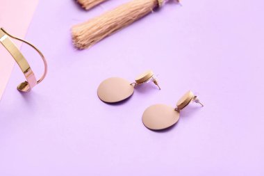 Renkli arka planda güzel mücevherlere sahip kompozisyon