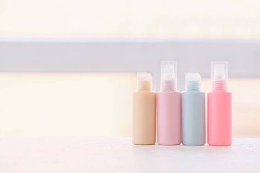 Seyahat kozmetik seti bulanık arka plana ayarlandı