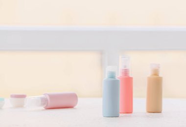 Seyahat kozmetik seti bulanık arka plana ayarlandı