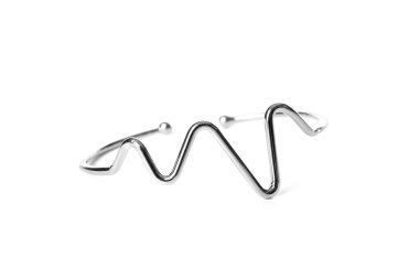 Beyaz arka planda güzel gümüş bilezik