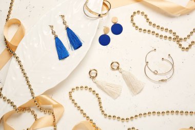 Işık arkaplanda güzel mücevherler.