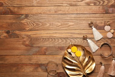 Ahşap arka planda güzel mücevherler