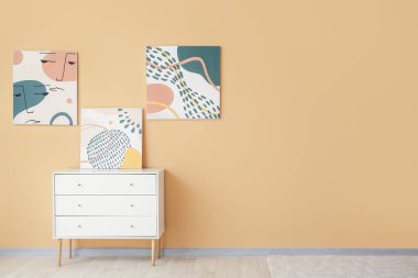 Klozet ve güzel resimler odadaki renkli duvarın yanında.