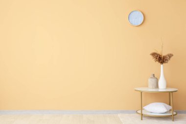 Odasında duvar boyası olan bir masa.