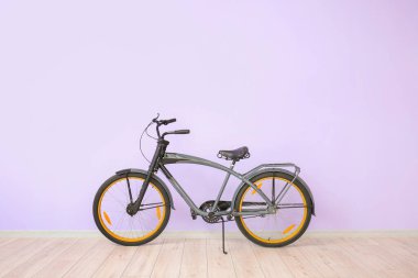 Renk duvarına karşı modern bisiklet