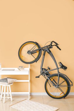 Bisikletli modern odanın içi