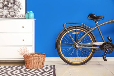Çekmeceleri ve bisikleti olan modern bir oda.