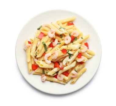 Beyaz arka planda karides ve biberli bir tabak lezzetli makarna.