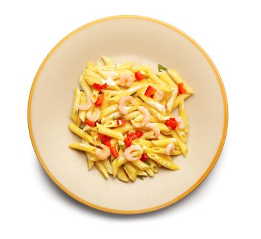 Beyaz arka planda karides ve biberli bir tabak lezzetli makarna.