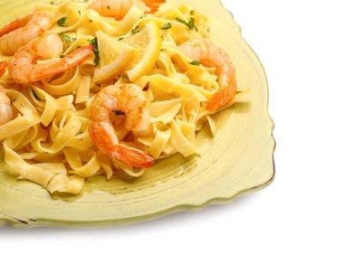 Beyaz arka planda karidesli bir tabak lezzetli makarna.