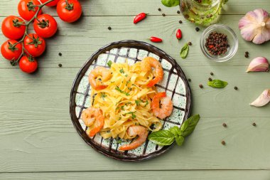 Bir tabak lezzetli makarna ve masada karides.