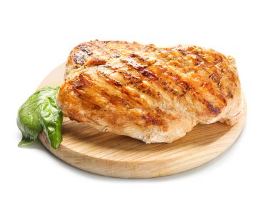 Beyaz arkaplanda pişmiş tavuk filetosu olan tahta