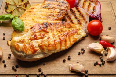 Tahtada sebzeli tavuk filetosu.