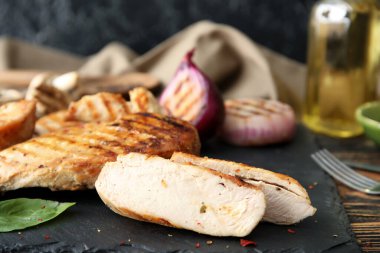 Ahşap masada pişirilmiş tavuk filetosu.