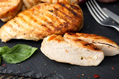 Koyu masada kızarmış tavuk filetosu.