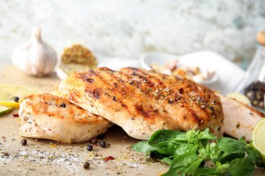 Masada pişmiş tavuk filetosu var.