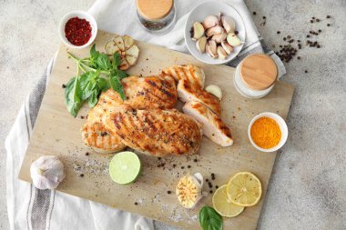 Masada pişmiş tavuk filetosu var.