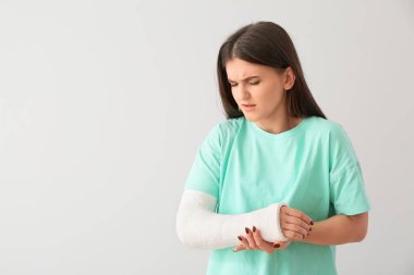 Kırık kollu genç bir kadın.