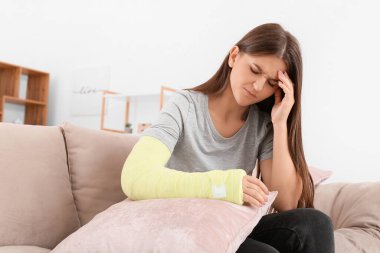 Kolu kırık genç bir kadın.