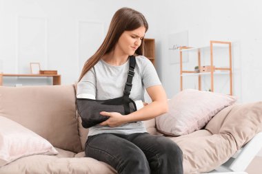 Kolu kırık genç bir kadın.