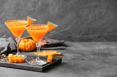 Koyu arkaplanda balkabaklı martini bardakları