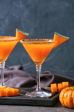 Koyu arkaplanda balkabaklı martini bardakları