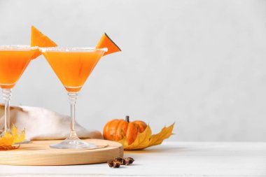 Masada bir bardak lezzetli balkabaklı martini.