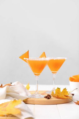 Masada bir bardak lezzetli balkabaklı martini.