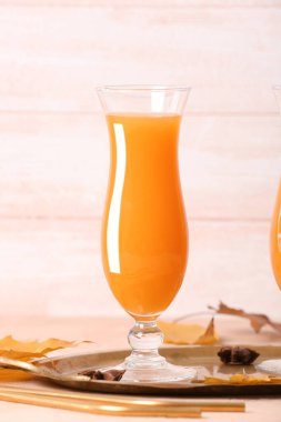 Masada bir bardak lezzetli balkabaklı martini.