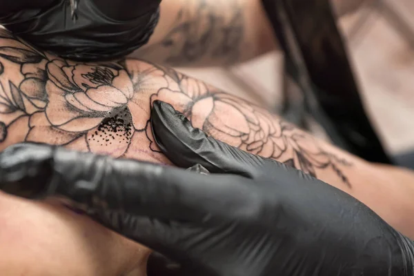 Artista Profesional Haciendo Tatuaje Salón —  Fotos de Stock