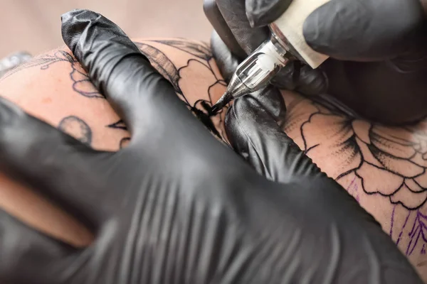 Artista Professionista Che Tatuaggi Nel Salone — Foto Stock