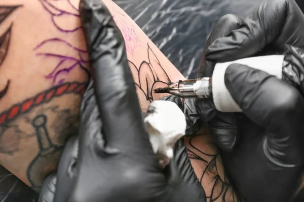 Artiste Professionnel Faisant Tatouage Dans Salon — Photo