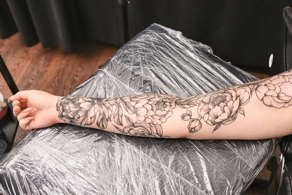 Stílusos Tetoválás Kezét Szalonban — Stock Fotó