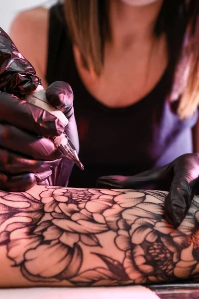 Szakmai Művész Tetoválás Szalonban — Stock Fotó