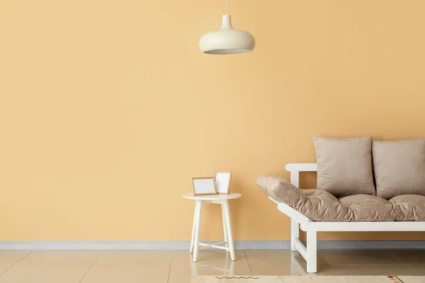 Sofá Con Mesa Lámpara Cerca Pared Color Habitación — Foto de Stock