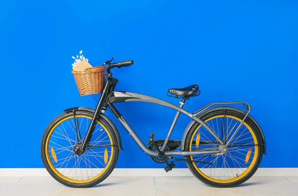 Bicicleta Moderna Con Cesta Contra Pared Color —  Fotos de Stock