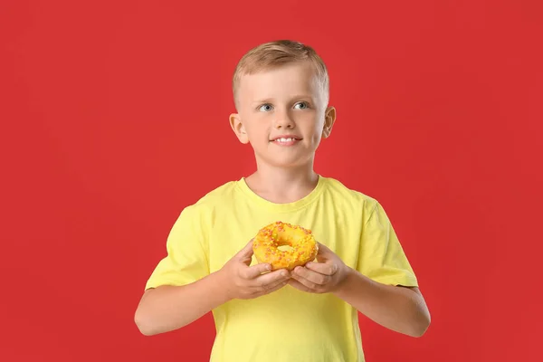Engraçado Menino Com Donuts Fundo Cor — Fotografia de Stock